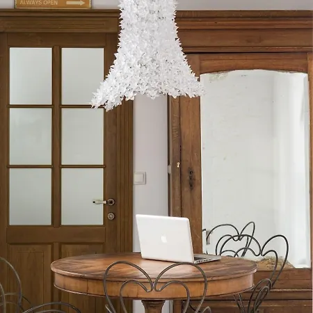 Aether Boutique Glásztrosz